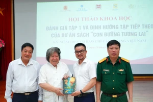 Các nhà nghiên cứu, nhà sử học tại Hội thảo khoa học đánh giá tập 1 và định hướng tập tiếp theo của dự án sách “Con đường tương lai".