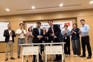 Đại diện Công ty Cổ phần Giáo dục Edu24h và đại diện Glocare chụp hình lưu niệm.