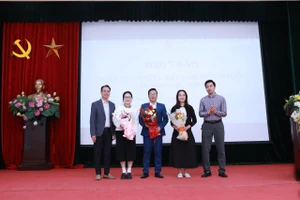 Các đại biểu nhận hoa lưu niệm, khép lại thành công hội thảo “Ngăn ngừa việc bắt đầu hút thuốc trong học sinh” tại Trường THCS Nguyễn Du.