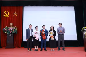 Các đại biểu nhận hoa lưu niệm, khép lại thành công hội thảo “Ngăn ngừa việc bắt đầu hút thuốc trong học sinh” tại Trường THCS Nguyễn Du.