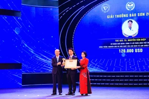 Tiến sĩ Nguyễn Văn Điệp giành giải ở lĩnh vực bảo vệ vật nuôi và môi trường.