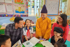 Các em học sinh hào hứng khi có tủ sách mới.