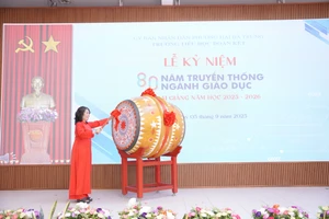 Cô Nguyễn Ngọc Thúy, Hiệu trưởng Trường Tiểu học Đoàn Kết đánh trống khai trường.