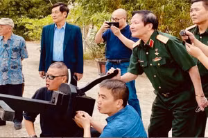 Thượng tướng, Viện sĩ, Tiến sĩ, Anh hùng LLVTND Nguyễn Huy Hiệu; Trung tướng, Giáo sư, Tiến sĩ Nguyễn Đình Chiến; Đại tá, Giáo sư, Tiến sĩ Lê Đình Sỹ; Đại tá, Giáo sư, Tiến sĩ Vũ Tang Bồng; cung thủ Phạm Quang Minh và kỹ sư Vũ Đình Thanh bắn nỏ thần phục dựng.