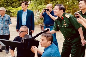 Thượng tướng, Viện sĩ, Tiến sĩ, Anh hùng LLVTND Nguyễn Huy Hiệu; Trung tướng, Giáo sư, Tiến sĩ Nguyễn Đình Chiến; Đại tá, Giáo sư, Tiến sĩ Lê Đình Sỹ; Đại tá, Giáo sư, Tiến sĩ Vũ Tang Bồng; cung thủ Phạm Quang Minh và kỹ sư Vũ Đình Thanh bắn nỏ thần phục dựng.