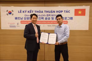 Ông Cao Hồng Cường (bên phải) trong Lễ ký kết Biên bản ghi nhớ hợp tác (MOU) giữa Glocare và Công ty Cổ phần Giáo dục Edu24h.