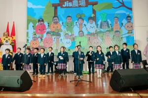 Các em học sinh tham gia tiết mục hát đồng ca tiếng Nhật.