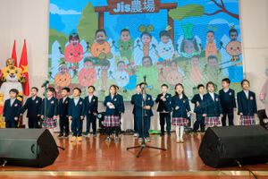 Các em học sinh tham gia tiết mục hát đồng ca tiếng Nhật.