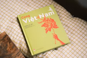Tập thơ "Cùng Việt Nam" gồm hơn 40 bài thơ được các tác giả người Tây Ban Nha sáng tác.