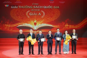 Ông Trịnh Văn Quyết - Ủy viên Bộ Chính trị, Bí thư Trung ương Đảng, Trưởng Ban Tuyên giáo và Dân vận Trung ương trao giải cho các tác giả đạt giải A. (Ảnh: VTV).
