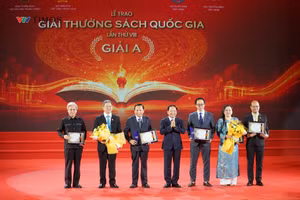 Ông Trịnh Văn Quyết - Ủy viên Bộ Chính trị, Bí thư Trung ương Đảng, Trưởng Ban Tuyên giáo và Dân vận Trung ương trao giải cho các tác giả đạt giải A. (Ảnh: VTV).