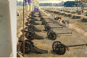 Tư liệu của Gaston Dupouy (1913) cho thấy năm 1903, Pháp có 22 nhà máy sản xuất diêm tiêu quanh Hà Nội. Bức ảnh bên phải ghi lại trung đoàn Pháo binh cơ động Auxonne thời Napoleon, với các toa chở thuốc súng chứa tới 75% diêm tiêu được thu từ Việt Nam.