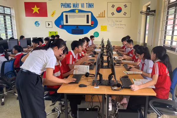 Cô và trò Trường THCS Hóa Thượng (Thái Nguyên) hào hứng với phòng máy vi tính mới vừa được trao tặng.