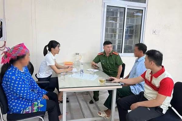Lực lượng Công an xã Bảo Lâm, tỉnh Cao Bằng, tuyên truyền, kịp thời ngăn chặn người dân chuyển tiền cho đối tượng lừa đảo. Ảnh: N.A