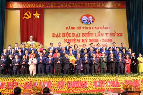Đại tướng Lương Tam Quang chúc mừng Đại hội.