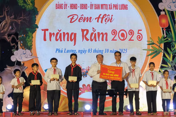 Trao học bổng cho học sinh có hoàn cảnh khó khăn vươn lên học giỏi tại xã Phú Lương (Thái Nguyên).