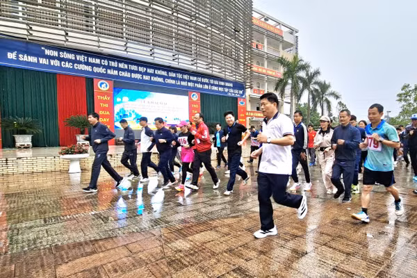 Đại biểu tham gia chạy phát động tại Lễ khai mạc.