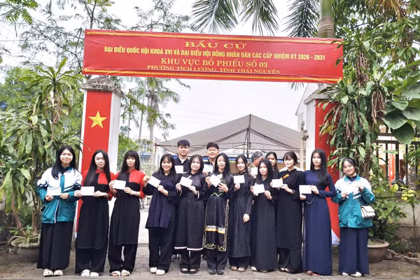 Học sinh Trường PT Dân tộc nội trú THPT số 1 Thái Nguyên với lần đầu tiên được tham gia bầu cử.