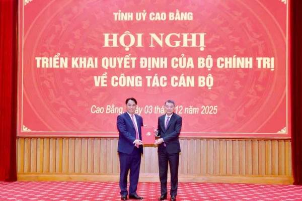 Trưởng Ban Tổ chức Trung ương Lê Minh Hưng trao quyết định cho ông Phan Thăng An, Bí thư Tỉnh ủy Cao Bằng. Ảnh: BCB