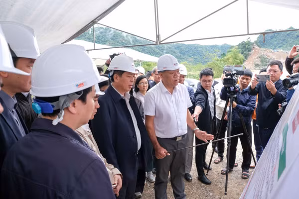 Bộ trưởng Bộ Xây dựng Trần Hồng Minh kiểm tra tiến độ thi công tại công trường. 