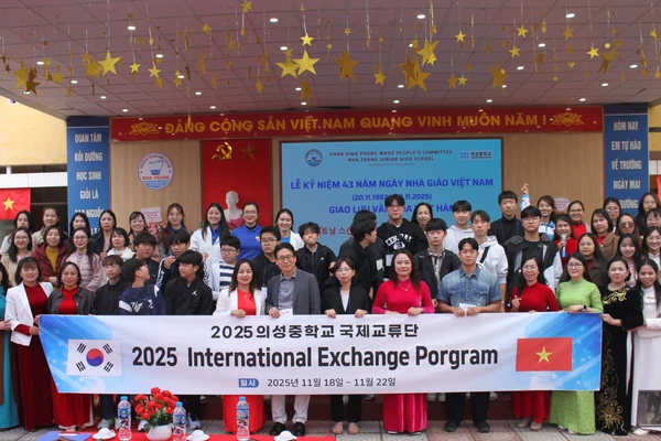 Trường Trung học Uiseong (Hàn Quốc) giao lưu tại trường THCS Nha Trang (tỉnh Thái Nguyên).