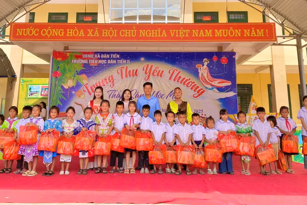 Học trò trường Tiểu học Dân Tiến 2 (xã Dân Tiến, tỉnh Thái Nguyên) nhận hỗ trợ và quà trung thu. 