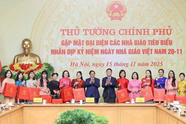 Cô giáo Trần Thị Thoan (thứ 7 từ phải sang) được Thủ tướng Chính phủ Phạm Minh Chính gặp mặt, biểu dương nhân dịp kỷ niệm Ngày Nhà giáo Việt Nam 20/11 năm nay.