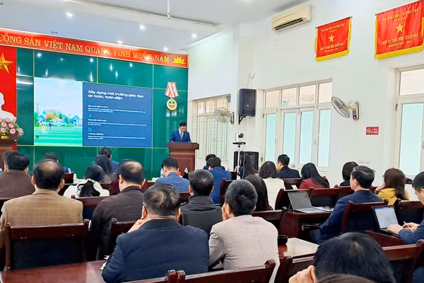 Hội nghị trực tiếp tại điểm cầu Sở GD&ĐT Thái Nguyên được kết nối trực tuyến đến điểm cầu 92 xã/phường trên toàn tỉnh.