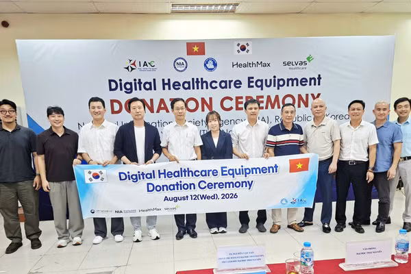 Hàn Quốc trao tặng hệ thống thiết bị số chăm sóc sức khỏe.