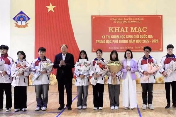 Phó Chủ tịch UBND tỉnh Cao Bằng Hoàng Văn Thạch và lãnh đạo Sở GD&ĐT tỉnh Cao Bằng, Tuyên Quang chúc mừng các đội tuyển học sinh giỏi quốc gia. Ảnh: BCB