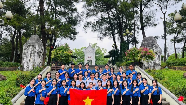 Tuổi trẻ Trường THPT Hà Huy Tập với khát vọng cống hiến trên quê hương cách mạng.