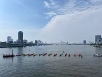 Người Đà Nẵng đội nắng, trèo cây cổ vũ đua thuyền trên sông Hàn