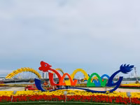 Người dân, du khách xúng xính váy áo ‘check-in’ đường hoa Xuân Đà Nẵng