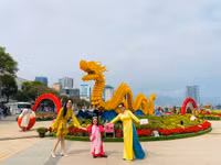 Người dân, du khách xúng xính váy áo ‘check-in’ đường hoa Xuân Đà Nẵng