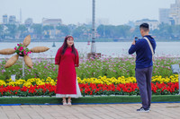 Người dân, du khách xúng xính váy áo ‘check-in’ đường hoa Xuân Đà Nẵng