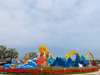 Người dân, du khách xúng xính váy áo ‘check-in’ đường hoa Xuân Đà Nẵng