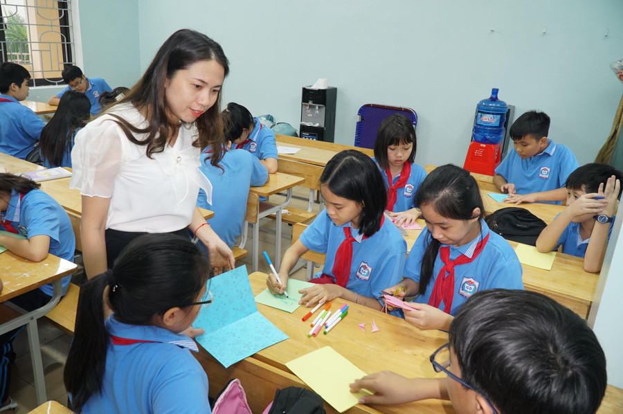 Giờ sinh hoạt lớp của cô trò Trường THCS Đặng Thai Mai - 1 trong 2 đơn vị đang xây dựng mô hình trường học tiên tiến tại TP Vinh, Nghệ An. Ảnh: Hồ Lài.