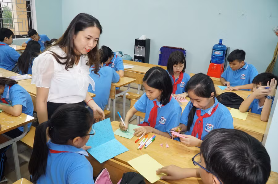 Giờ sinh hoạt lớp của cô trò Trường THCS Đặng Thai Mai - 1 trong 2 đơn vị đang xây dựng mô hình trường học tiên tiến tại TP Vinh, Nghệ An. Ảnh: Hồ Lài.