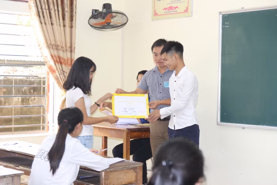 Thí sinh kiểm tra niêm phong đề thi trước khi buổi thi bắt đầu