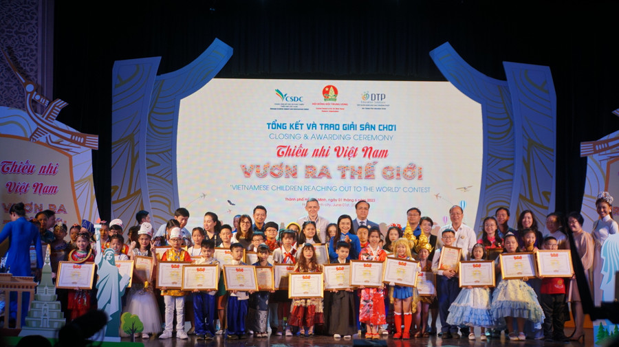 Các đội nhận giải thưởng tại lễ tổng kết cuộc thi "Thiếu nhi Việt Nam - Vươn ra thế giới". Các đội nhận giải thưởng tại lễ tổng kết cuộc thi "Thiếu nhi Việt Nam - Vươn ra thế giới".