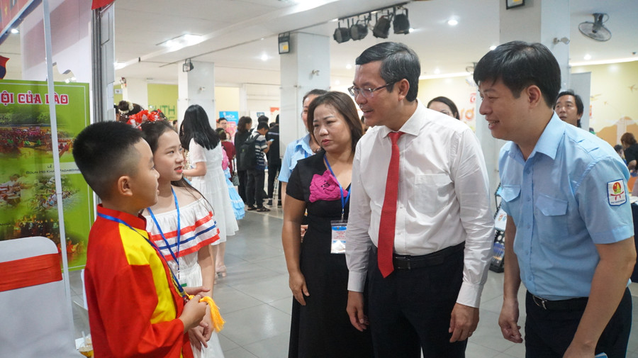 Thứ trưởng Nguyễn Văn Phúc trò chuyện với học sinh đến từ đội Trường Tiểu học Hùng Tiến, huyện Nam Đàn, tỉnh Nghệ An. Thứ trưởng Nguyễn Văn Phúc trò chuyện với học sinh đến từ đội Trường Tiểu học Hùng Tiến, huyện Nam Đàn, tỉnh Nghệ An.