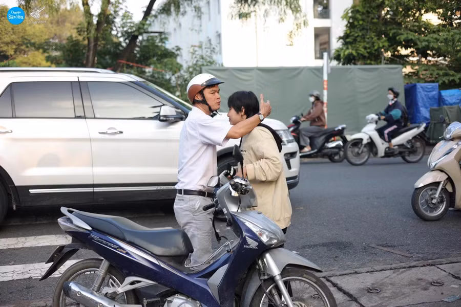 Kết thúc môn Toán, thí sinh nhanh chóng ra cổng điểm thi chia sẻ niềm vui với người thân.