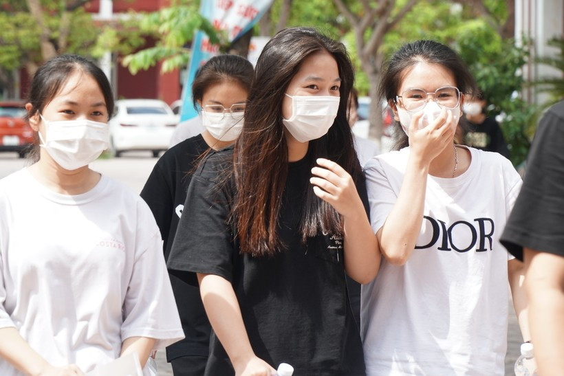 Đề thi môn Toán vừa sức, thí sinh tự tin sau ngày thi đầu tiên