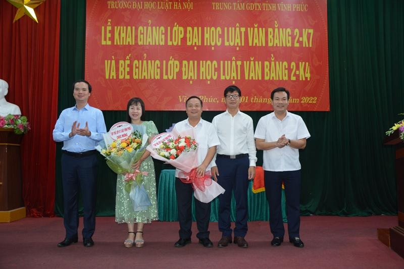 Đại diện khóa học tặng hoa lãnh đạo Trung tâm GDTX và Trường ĐH Luật Hà Nội nhân dịp khai giảng khóa học mới. Đại diện khóa học tặng hoa lãnh đạo Trung tâm GDTX và Trường ĐH Luật Hà Nội nhân dịp khai giảng khóa học mới.