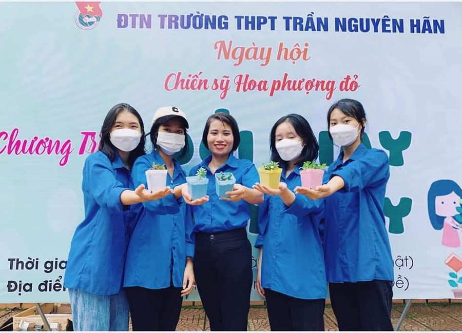 Cô giáo Trương Thị Thủy (đứng giữa) được đánh giá là người nhiệt huyết với phong trào Đoàn.