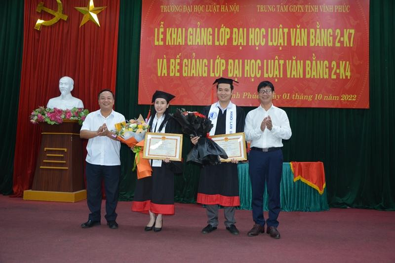 2 học viên lớp đại học luật văn bằng 2K4 tốt nghiệp loại giỏi được Trường Đại học Luật Hà Nội và Trung tâm GDTX tỉnh Vĩnh Phúc khen thưởng.