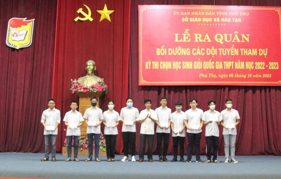 Ông Phùng Quốc Lập - Phó Giám đốc Sở GD&amp;ĐT Phú Thọ trao quà động viên học sinh tại lễ ra quân.