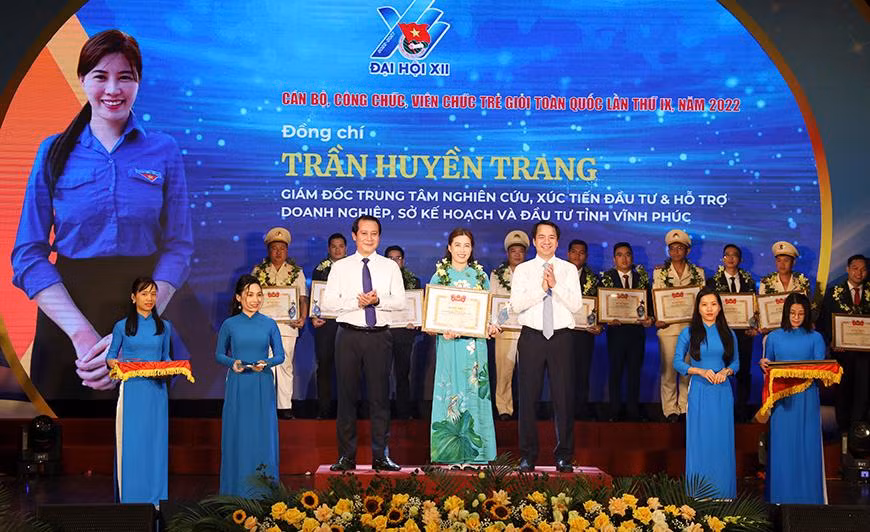 Lễ tuyên dương cán bộ, công chức, viên chức trẻ giỏi toàn quốc lần thứ IX năm 2022 được tổ chức tại Vĩnh Phúc. Ảnh: Hồng Yến