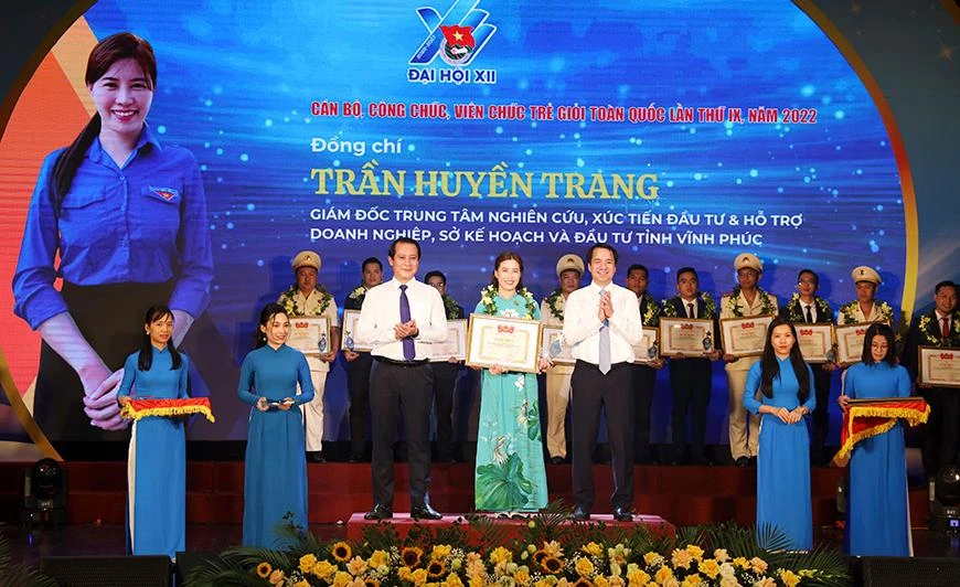 Lễ tuyên dương cán bộ, công chức, viên chức trẻ giỏi toàn quốc lần thứ IX năm 2022 được tổ chức tại Vĩnh Phúc. Ảnh: Hồng Yến