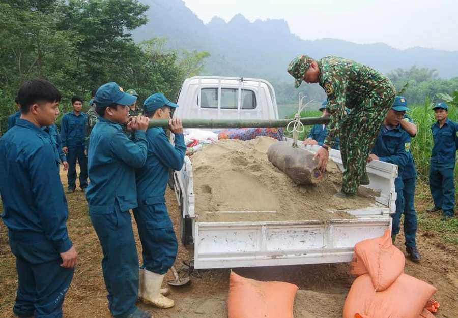 Quả bom được người dân địa phương phát hiện tại mép bờ Sông Lô.